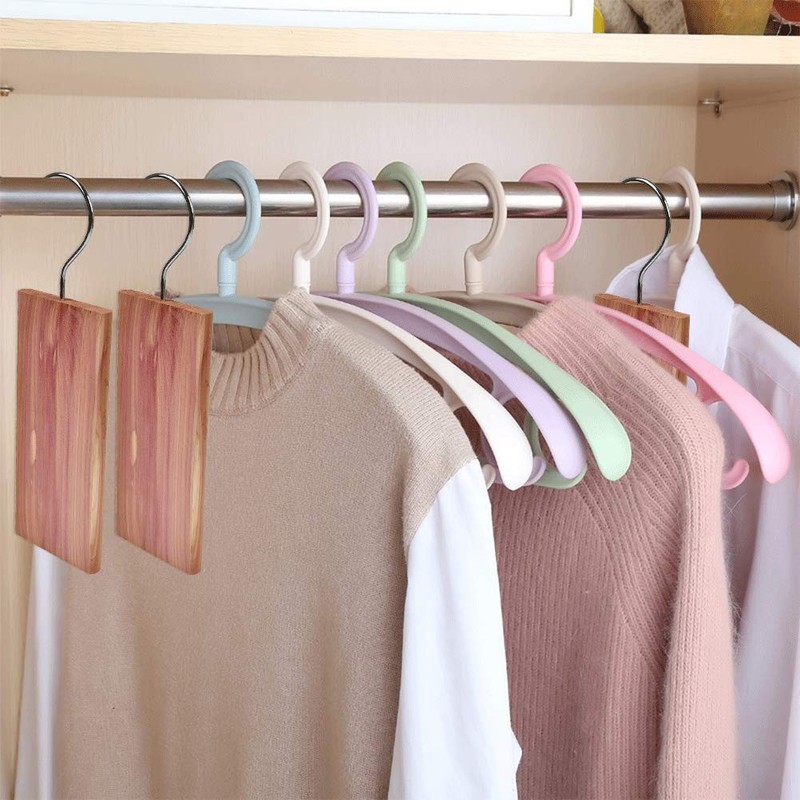 Móc treo tuyết tùng đỏ thơm ( xỏ dây)